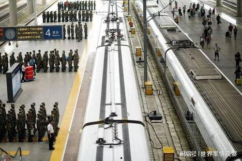 高铁候车吃瓜,瓜香四溢的悠闲时光