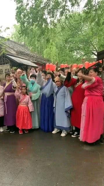 群众表演吃瓜视频,群众表演吃瓜视频引发热议