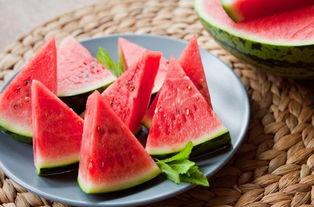 达达春天吃瓜,瓜果飘香，共享欢乐时光