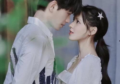 情侣吃红瓜视频,情侣共享红瓜美食，甜蜜画面引网友热议