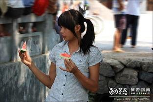 广西清纯女孩吃瓜,吃瓜瞬间引发网友热议