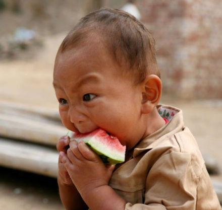 吃小瓜的孩子,小瓜诱惑下的童年趣事