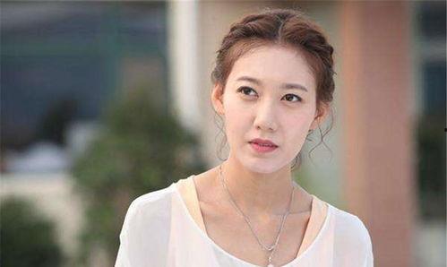 高露天台吃瓜,瓜香四溢，共享夏日悠闲时光